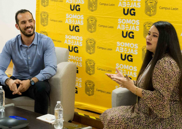 Comparten el mundo de la poes&iacute;a entre la comunidad universitaria