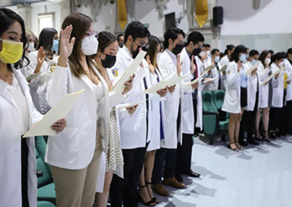 Con la tradicional “Imposici&oacute;n de batas”, estudiantes de Medicina celebran una nueva etapa de su formaci&oacute;n
