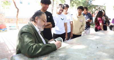 Entre risas y an&eacute;cdotas, Jorge F. Hern&aacute;ndez celebr&oacute; el D&iacute;a Nacional del Libro con estudiantes del nivel medio superior