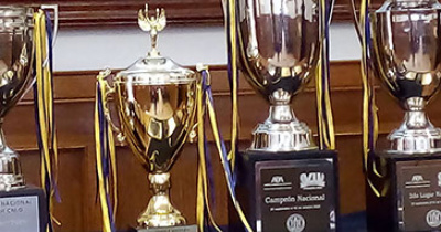 Entregan Equipos de Litigaci&oacute;n Oral a la UG, trofeos obtenidos en competencias nacionales e internacionales