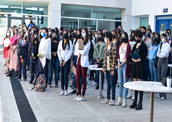 Alumnas de la UG plasman su talento art&iacute;stico “Movimientos sociales de las mujeres, de las olas al tsunami”  