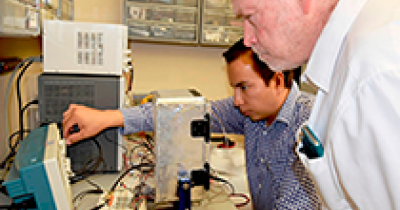 Desarrollan ciencia de nivel internacional en el Laboratorio de Part&iacute;culas Elementales de la UG  