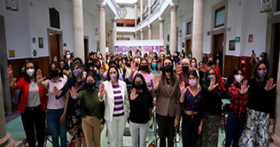 Homenajean a mujeres universitarias con muestra gr&aacute;fica en la UG