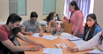 UG otorga apoyos a estudiantes en situaci&oacute;n de discapacidad