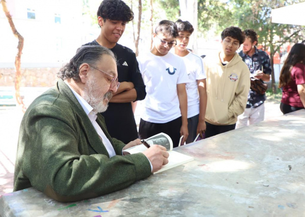 Entre risas y an&eacute;cdotas, Jorge F. Hern&aacute;ndez celebr&oacute; el D&iacute;a Nacional del Libro con estudiantes del nivel medio superior