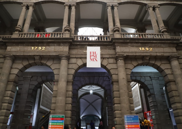 UG se une a la fiesta del libro en el Palacio de Miner&iacute;a 