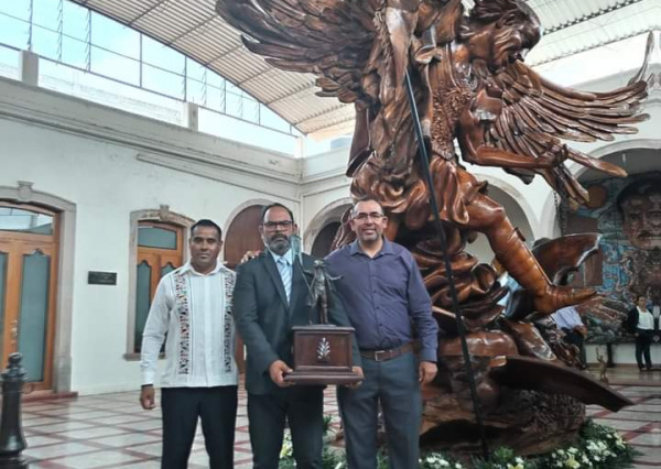 Reconocen a profesores de la ENMS de P&eacute;njamo, en el &aacute;mbito deportivo 