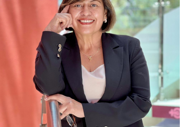 La Dra. Adriana Mart&iacute;nez habla a comunidad UG sobre disrupci&oacute;n en la industria automotriz con la electromovilidad y la industria 4.0