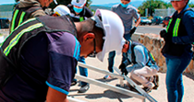 Estudiantes de Ingenier&iacute;a El&eacute;ctrica practican instalaciones fotovoltaicas mediante capacitaci&oacute;n por una empresa