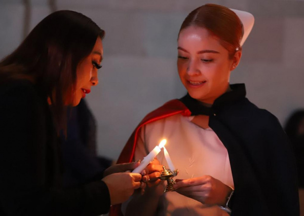 Egresadas y egresados UG se comprometen con el Pase de luz y juramento de Enfermer&iacute;a