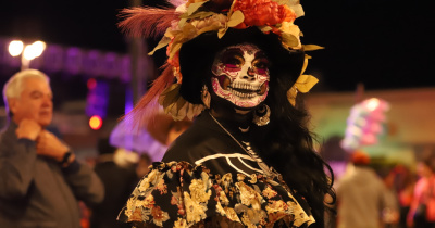Con danza, m&uacute;sica y poes&iacute;a, salmantinos celebran Marcha de las Catrinas