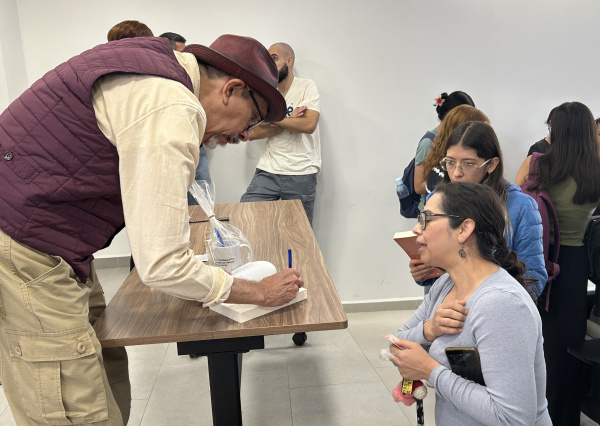 Un encuentro con la tabla peri&oacute;dica: presentaci&oacute;n editorial en el Campus Le&oacute;n de la UG