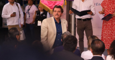 Enrique Serna recibe el Premio Ibarg&uuml;engoitia y sacude con su visi&oacute;n de la historia