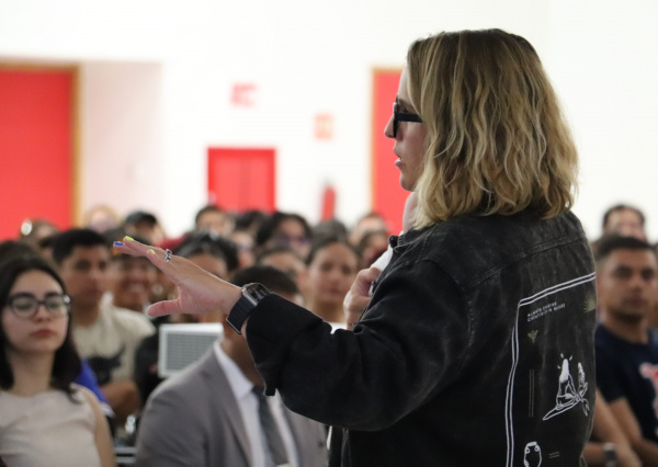 Saskia Ni&ntilde;o de Rivera ofrece conferencia en la UG por el D&iacute;a del Estudiante