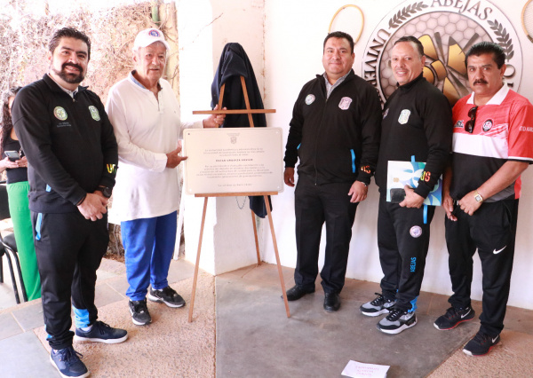 Develan placa en honor a Oscar Urquiza Aguilar por su contribuci&oacute;n al deporte en Guanajuato