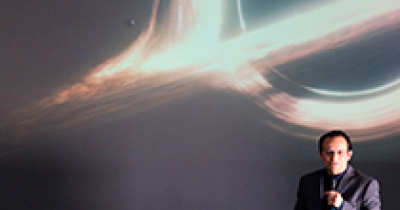 Astrof&iacute;sico egresado de la UG presenta conferencia sobre agujeros negros en la ENMS Salamanca 