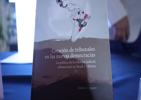 Presentan en la FILUG “Creaci&oacute;n de tribunales en las nuevas democracias. La pol&iacute;tica de la reforma judicial subnacional en Brasil y M&eacute;xico”