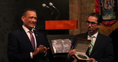 UG rinde homenaje a uno de los personajes fundamentales de su historia, el Mtro. Trueba Olivares