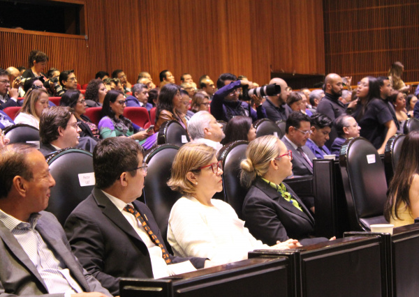 Acude Rectora General de la UG a la Entrega de estados financieros auditados e informes de avances acad&eacute;micos en la C&aacute;mara de Diputados