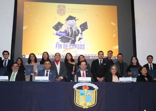 Concluyen estudios superiores en Ciencias Econ&oacute;mico Administrativas estudiantes de la UG