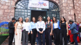 Estudiantes del programa de Psicolog&iacute;a Cl&iacute;nica realizan la entrega de &uacute;tiles escolares en el marco del 6&deg; aniversario de los consultorios psicol&oacute;gicos de la Asociaci&oacute;n “Sonr&iacute;e Conmigo”