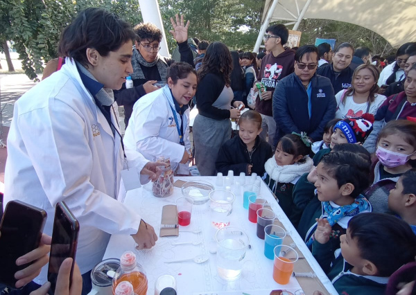 Comunidad UG participa en el Tianguis de la Ciencia 2025