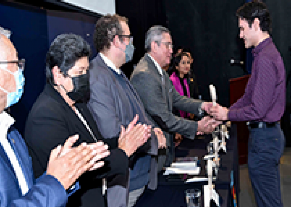 Comunidad estudiantil del Campus Le&oacute;n UG es distinguida por su desempe&ntilde;o acad&eacute;mico 