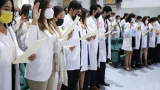 Con la tradicional “Imposici&oacute;n de batas”, estudiantes de Medicina celebran una nueva etapa de su formaci&oacute;n
