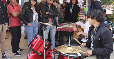 Alumnos de la Divisi&oacute;n de Ciencias Naturales y Exactas de la UG participan en Feria Estudiantil