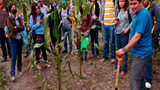 Experto en Agroecolog&iacute;a ense&ntilde;a la captura de organismos ben&eacute;ficos y antag&oacute;nicos para una agricultura sustentable