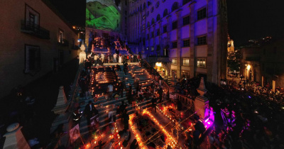 M&aacute;s de 300 estudiantes montan la Ofrenda Monumental en la Escalinata de la UG