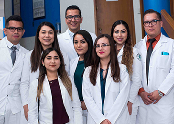 Egresan 274 residentes de especialidades m&eacute;dicas de la UG