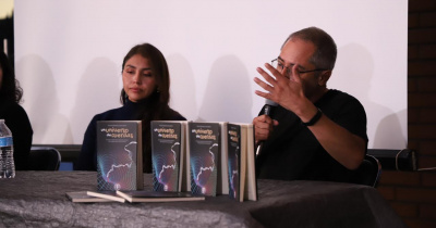 La obra “Un universo de cuerdas”, inaugura una colecci&oacute;n de divulgaci&oacute;n cient&iacute;fica en la UG