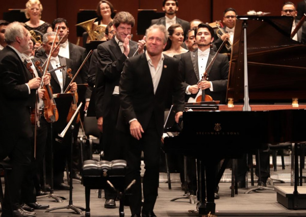 La OSUG, en compa&ntilde;&iacute;a de Alexei Volodin, crea fantas&iacute;a musical en el Teatro Ju&aacute;rez