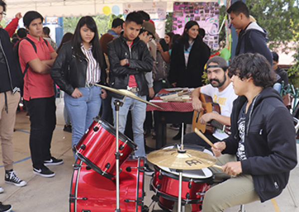 Alumnos de la Divisi&oacute;n de Ciencias Naturales y Exactas de la UG participan en Feria Estudiantil