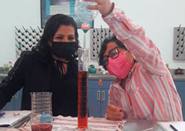 Imparten curso de Pr&aacute;cticas de Hidrost&aacute;tica e Hidrodin&aacute;mica a profesoras y profesores del Nivel Medio Superior de la UG