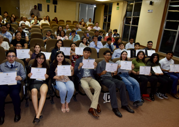 Aprenden Ingl&eacute;s para aumentar su competitividad profesional en los Centros de Educaci&oacute;n Continua de Irapuato y Salamanca