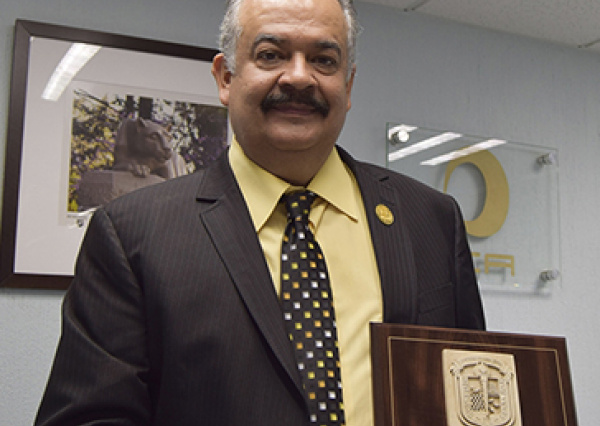 Agradecen al Dr. Jos&eacute; Mej&iacute;a Haro 30 a&ntilde;os de labor docente en la UG