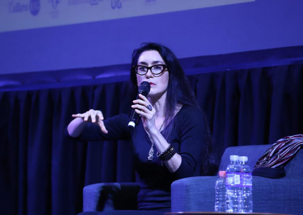 Avelina L&eacute;sper habla en la UG de “El fraude del arte contempor&aacute;neo” 