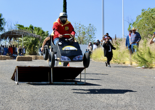 Estudiantes ponen destreza y conocimientos en acci&oacute;n en los “Crazy Cars” 