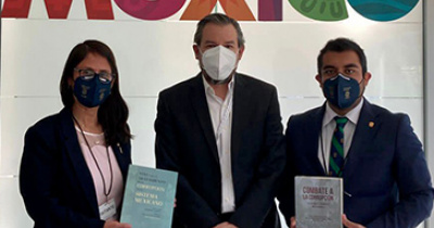 Entregan al Sistema Nacional Anticorrupci&oacute;n tratados acad&eacute;micos UG en la materia