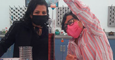 Imparten curso de Pr&aacute;cticas de Hidrost&aacute;tica e Hidrodin&aacute;mica a profesoras y profesores del Nivel Medio Superior de la UG