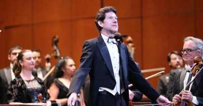 Ovaciona p&uacute;blico a Juan Carlos Lom&oacute;naco y OSUG en su inicio de temporada