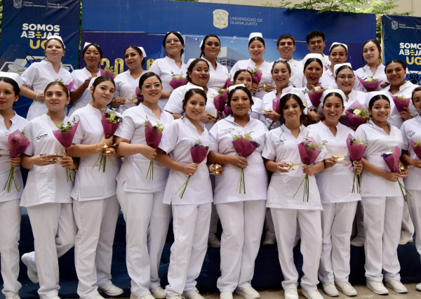 Imponen cofias y pasan la luz a la generaci&oacute;n 2020-2024 de Enfermer&iacute;a en la DICIVA