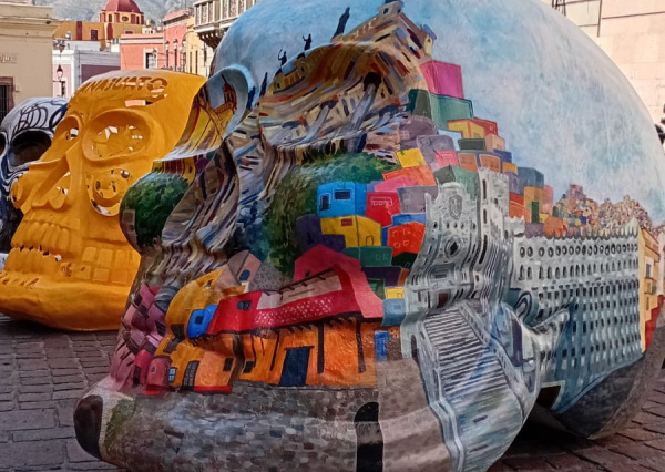 Artistas visuales de la UG presentaron intervenci&oacute;n pict&oacute;rica en cr&aacute;neos de gran formato