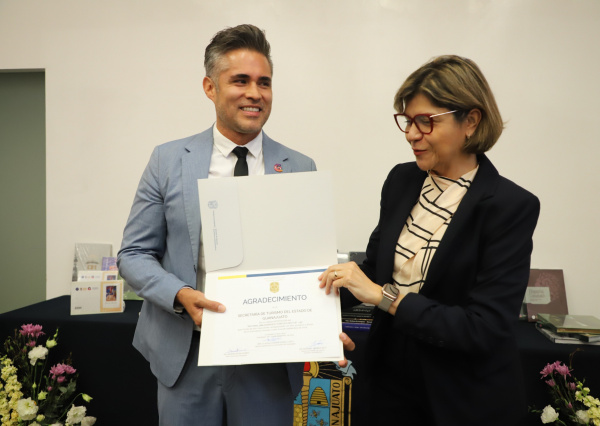 Secretar&iacute;a de Turismo del Estado de Guanajuato dona acervo bibliogr&aacute;fico tur&iacute;stico a la UG 