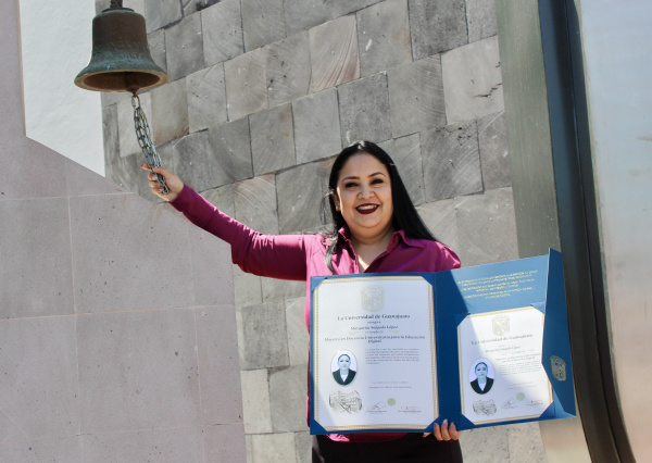 Se entregan t&iacute;tulos a comunidad egresada de licenciaturas y maestr&iacute;as de la DICIS de la UG