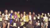 Estudiantes de la UG develan placa de 100 representaciones de obra de teatro en la CDMX