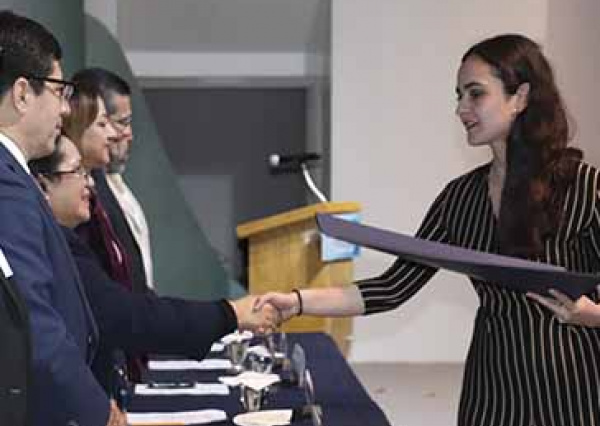 Universidad de Guanajuato entrega t&iacute;tulos a 77 nuevos profesionistas 
