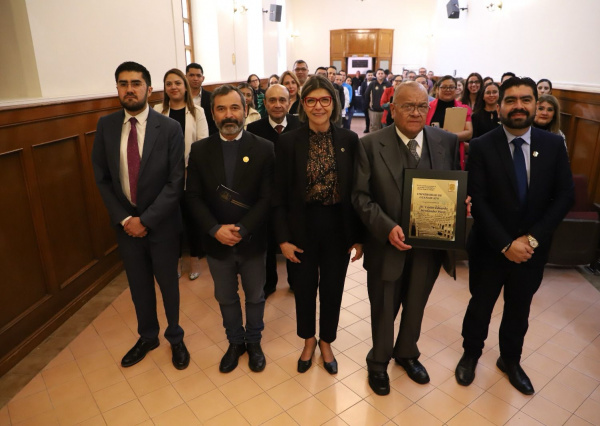Rinde Universidad de Guanajuato homenaje al Dr. Carlos Eduardo Hern&aacute;ndez P&eacute;rez por 45 a&ntilde;os de servicio a la comunidad universitaria